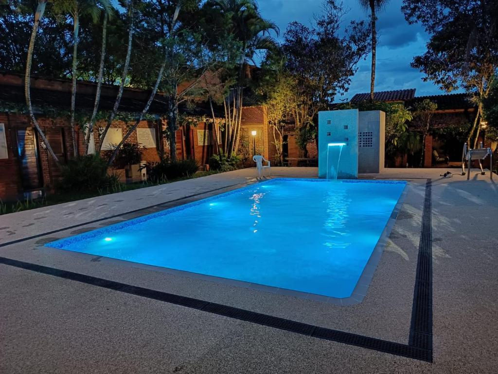 圣罗克迪米纳斯Pousada Barcelos的后院的蓝色海水游泳池