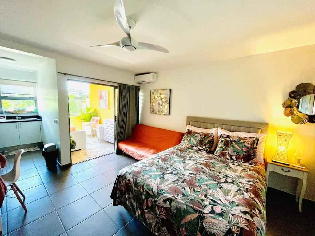 帕皮提Tehautahi Cozy Lodge的一间卧室配有一张床和一张沙发