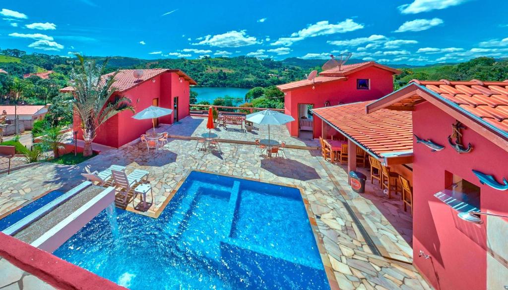 林多亚Pousada do Grande Lago的享有带游泳池的房屋的空中景致