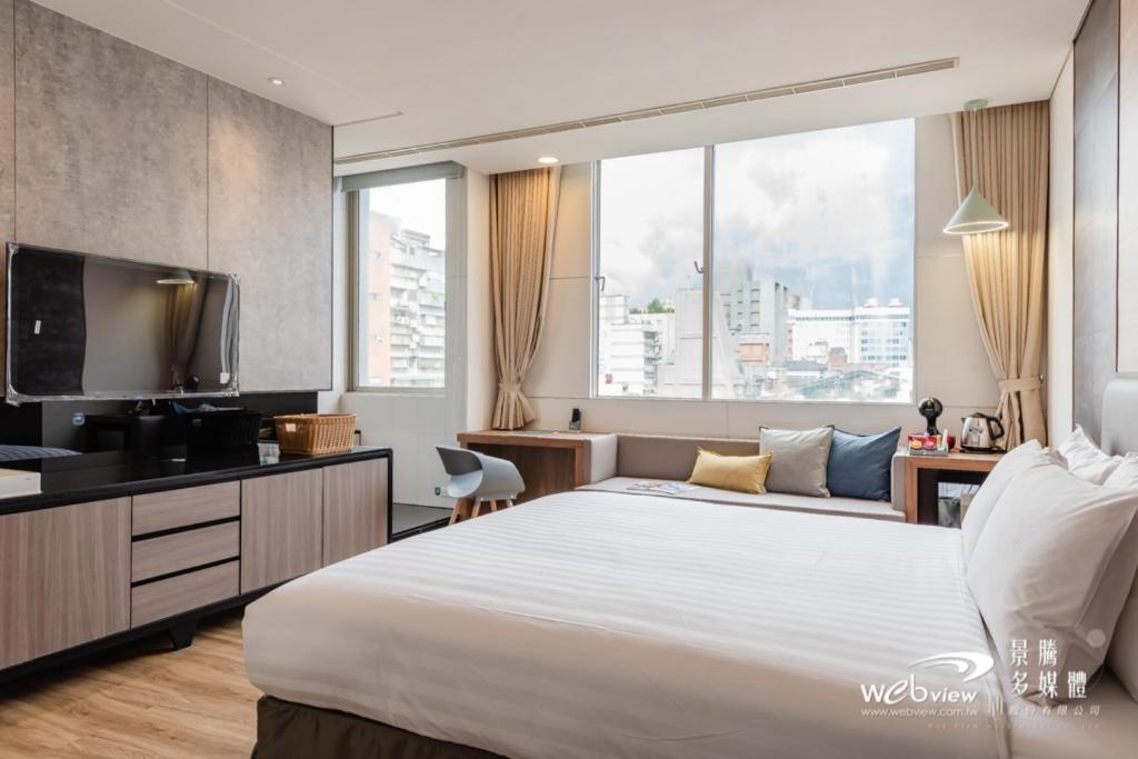 台北玩行旅-台北馆的酒店客房设有一张大床和一台电视机。