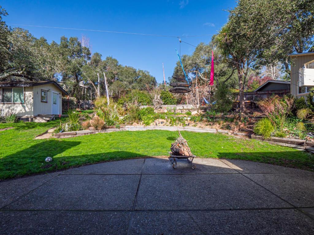 圣克鲁兹Amazing Santa Cruz Landscaped Paradise的坐在院子里桌子上的 ⁇ 萝