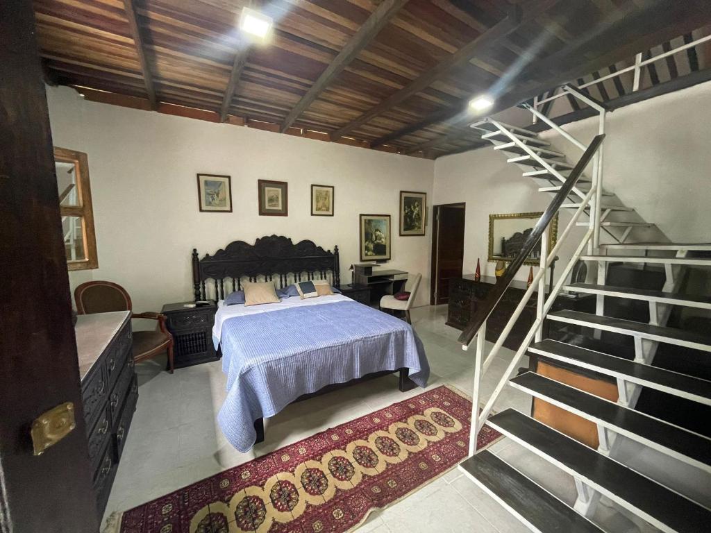 伊基托斯Amazon Lodge Varillal的一间卧室设有一张床和一个螺旋楼梯