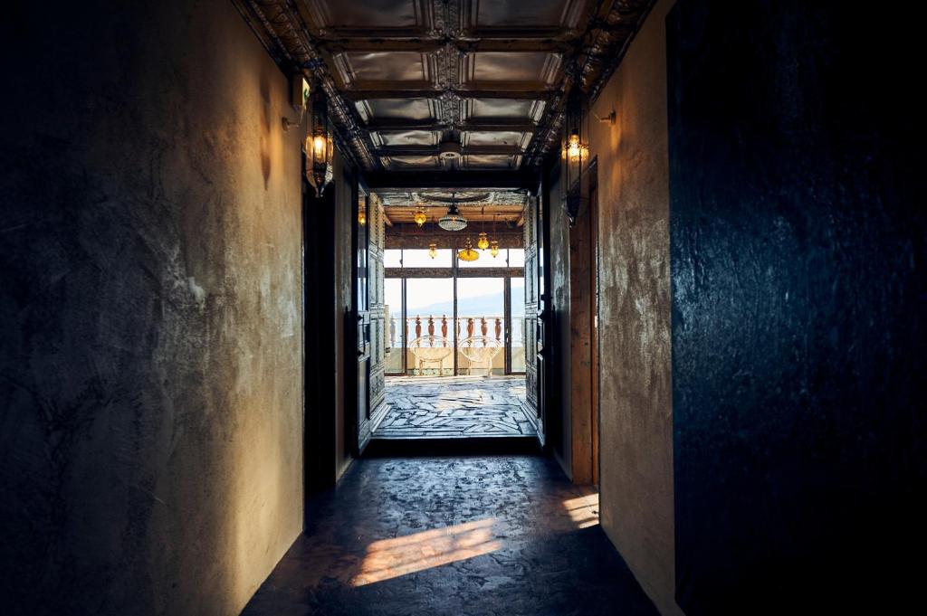 鹿儿岛Guest House CARAPAN的一条空的走廊,走廊通往门
