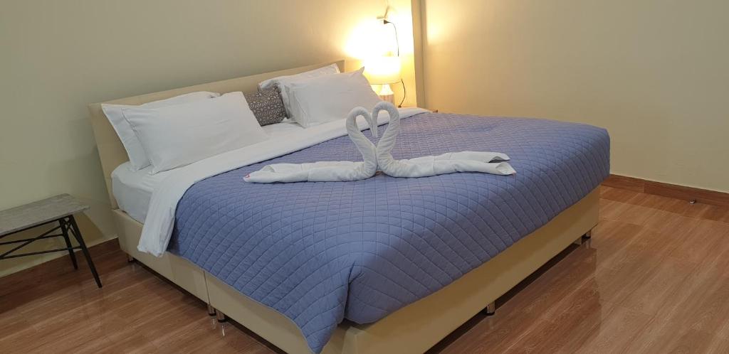 尖竹汶Na Cha Lae 1 ณ ชเล的一张带两个天鹅的毛巾床