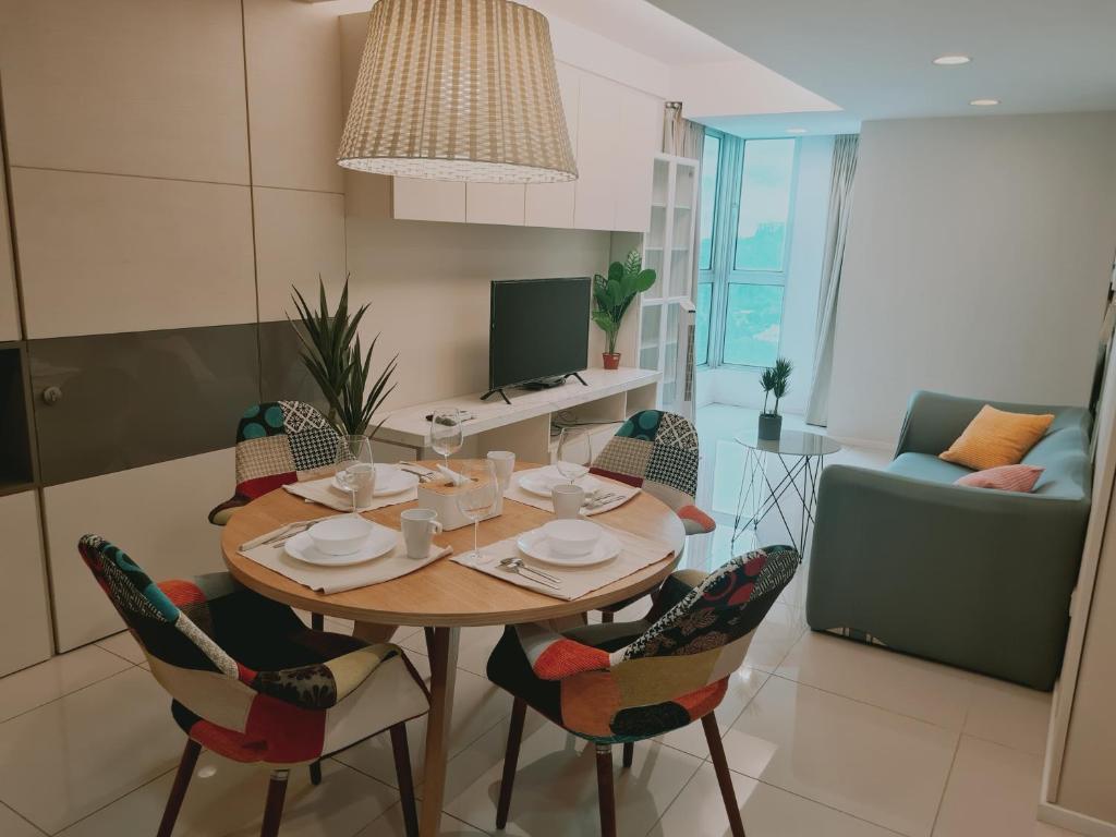 吉隆坡Verve 2Bedroom 2to6pax Kuala Lumpur near Midvalley MegaMall的客厅配有餐桌和椅子