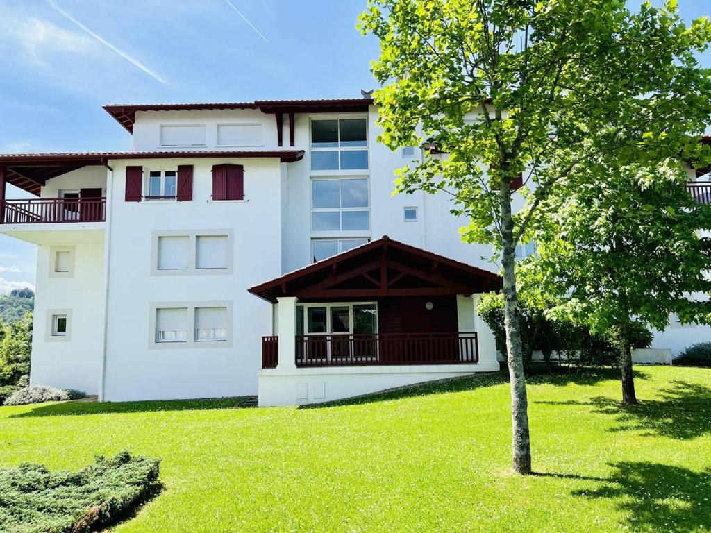康博莱班Appartement Cambo-les-Bains, 2 pièces, 2 personnes - FR-1-495-14的前面有一棵树的白色大建筑