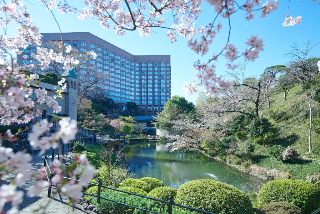 东京东京椿山庄大酒店的享有建筑和鲜花河流的景色