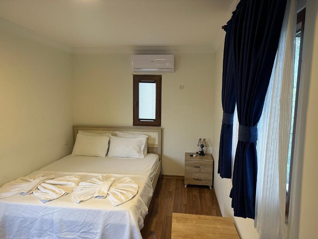 安塔利亚yenivadi的一间小卧室,配有床和窗户