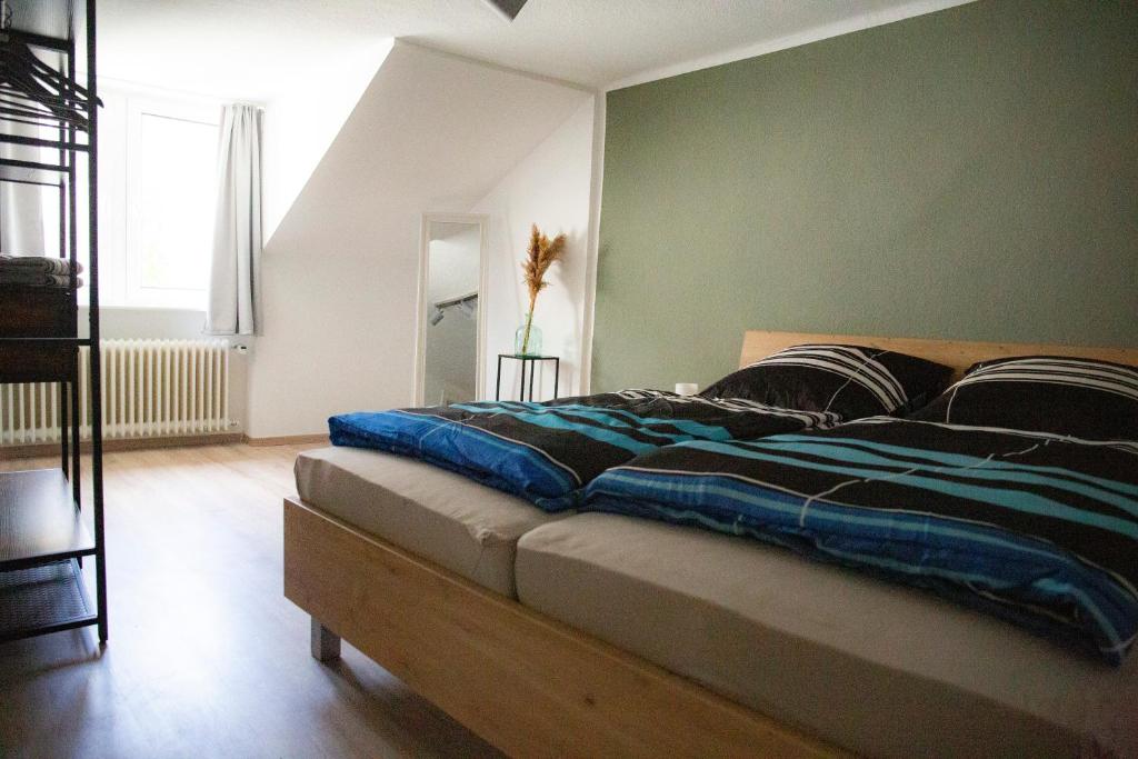 萨尔堡Ferienwohnung mitten in Saarburg的一间卧室设有一张大床和绿色的墙壁