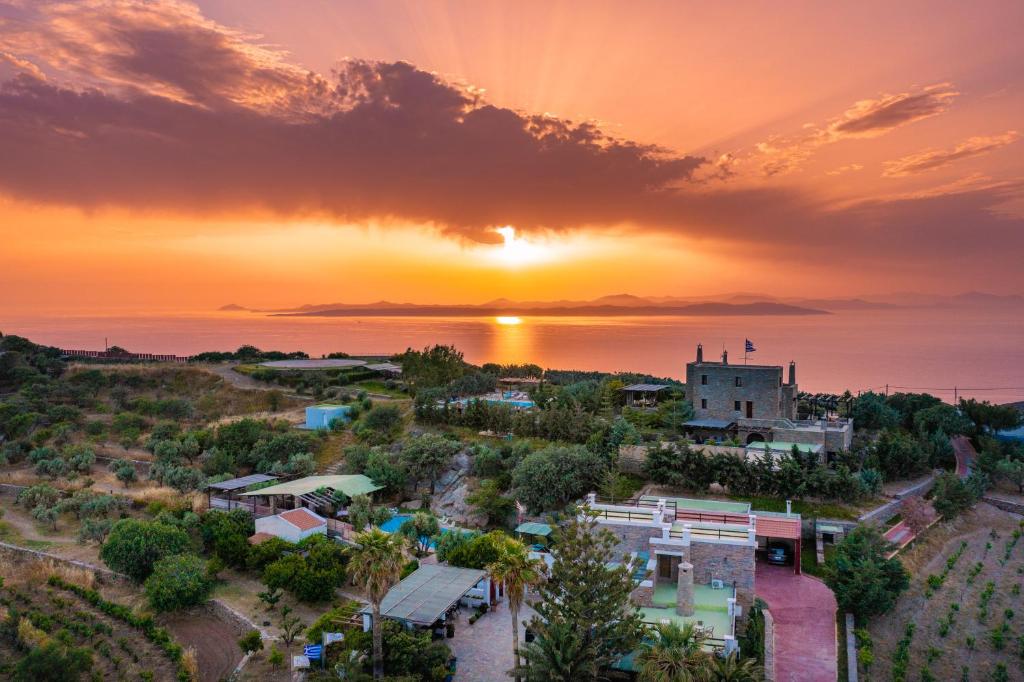 伊利达Green Island Resort Villas Athena and Poseidon的享有小镇的空中美景和日落美景