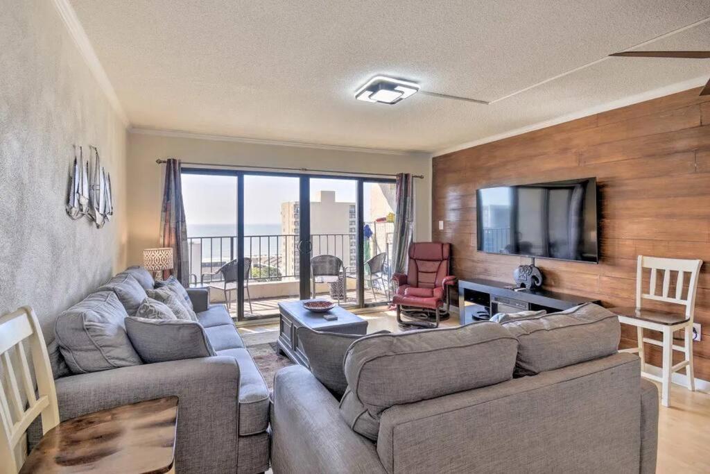 默特尔比奇Coastal Escape Penthouse with Ocean Views的客厅配有两张沙发和一台电视