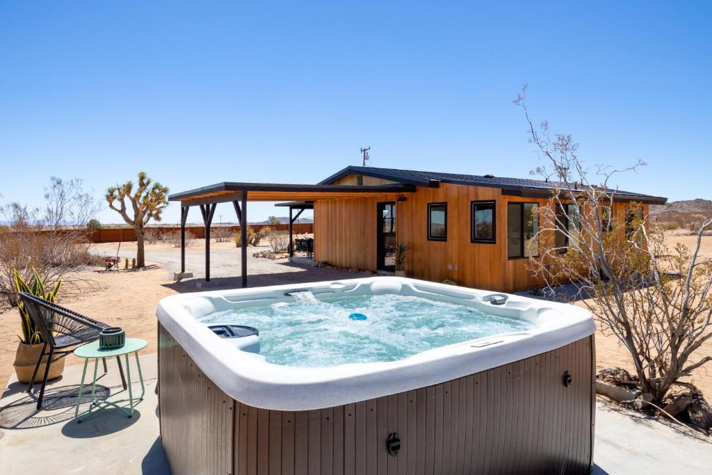 Sunfair HeightsRemote, Hot Tub, Cowboy Pool, Hammocks的沙漠房屋前的热水浴池
