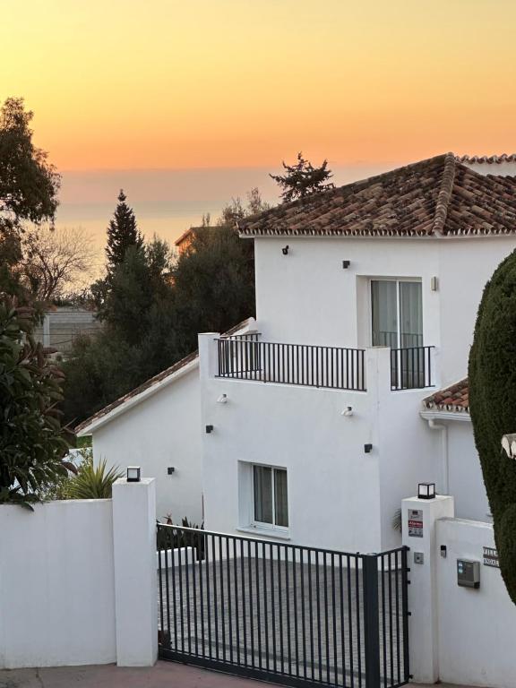 贝纳尔马德纳Luxury Villa Andalucia Seaview Private Pool close to Centre的前面有栅栏的白色房子