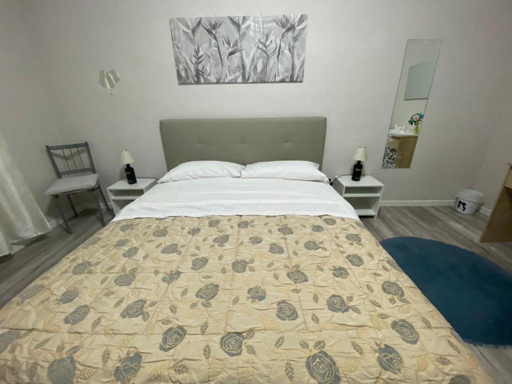 比耶拉B&B Alpaca Biella的一间卧室配有一张大床,床上有被子