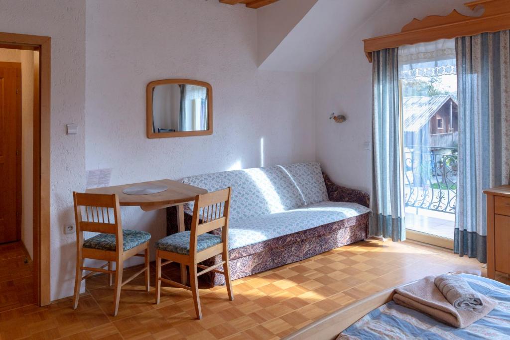 PrevaljeGostišče Marin Miler的客厅配有沙发和桌椅
