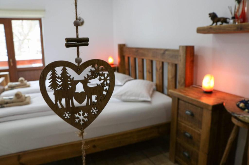 伯伊莱图什纳德Casa de oaspeti Kinga's Crown的一间卧室配有一张木床,里面装有心