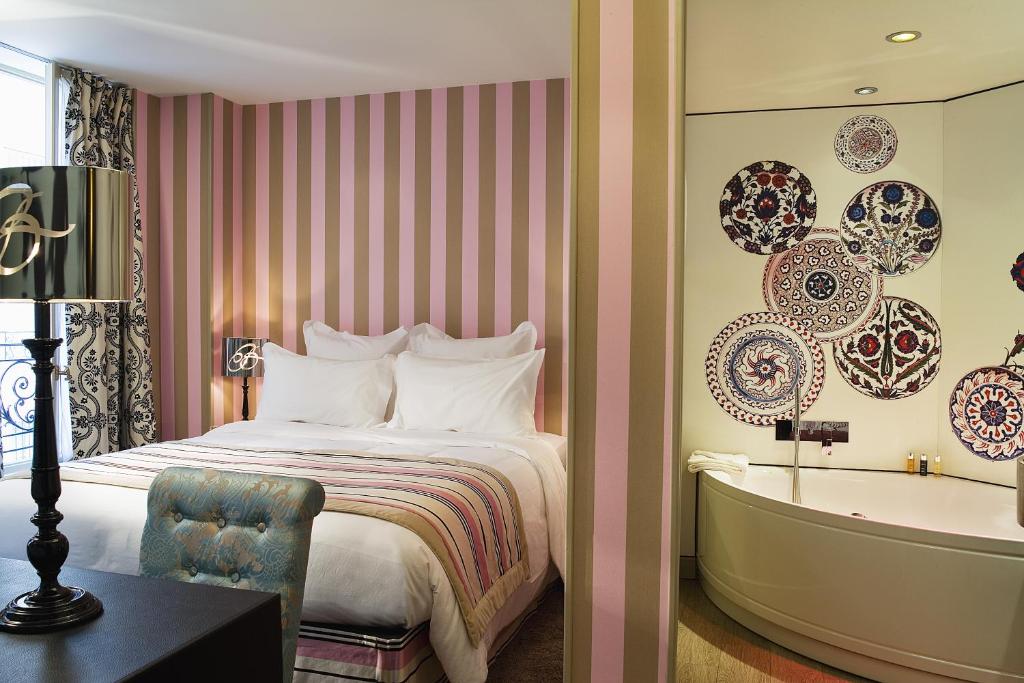 巴黎圣日耳曼碧蕾哈斯酒店的酒店客房设有一张床和浴缸