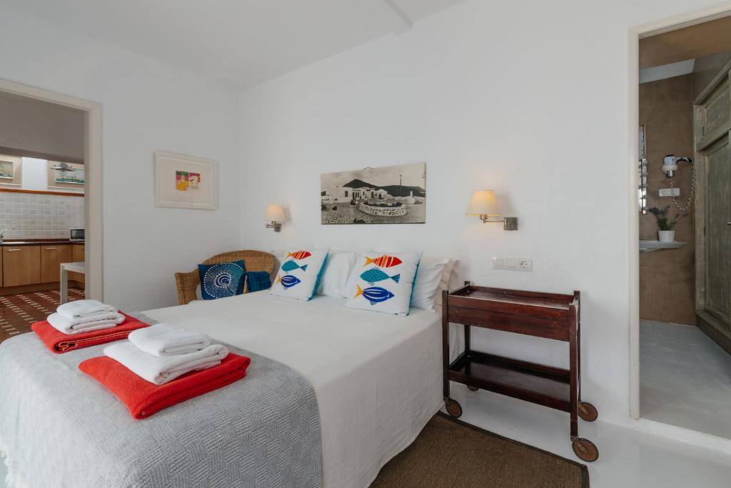 埃尔戈尔福Casa Rural Caleton del Golfo的卧室配有白色的床和桌子