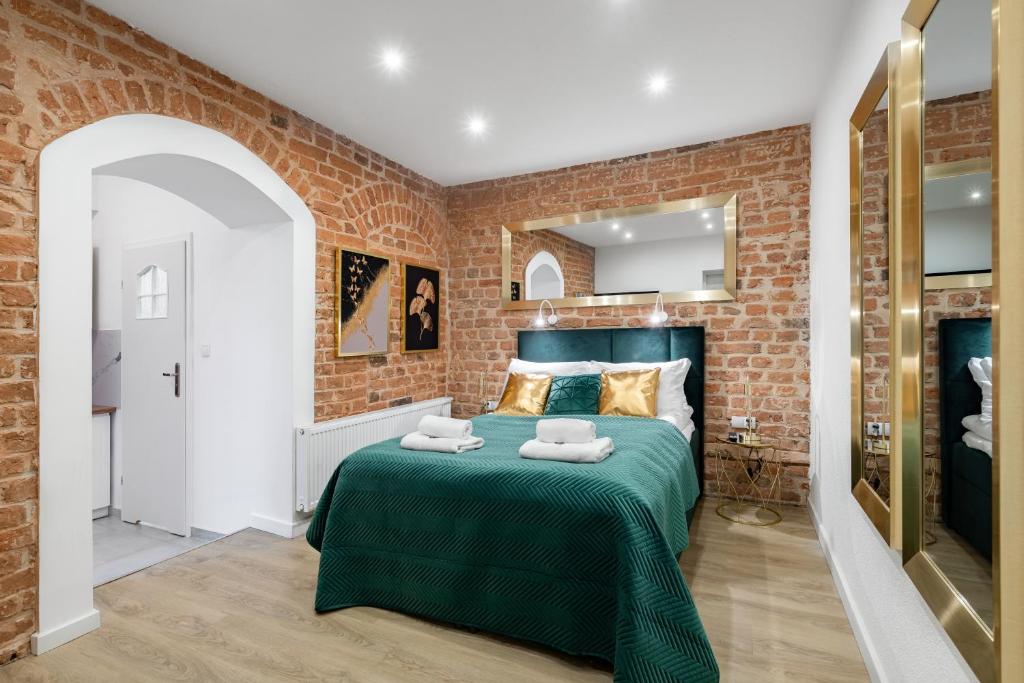 托伦Apartamenty K&B Toruń的一间卧室配有一张绿色的砖墙床