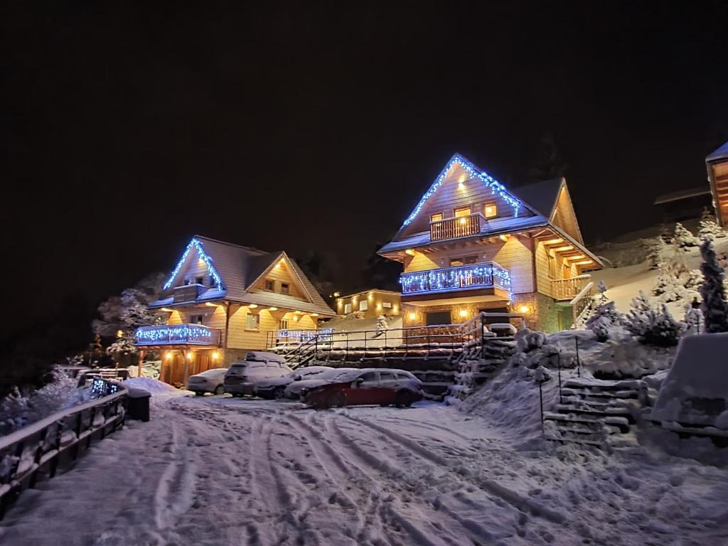 亚沃尔基Osada Jaworki B&B的雪中灯亮的房子