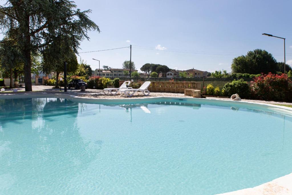 卡潘诺里Casa Brigante Luxury with Pool的庭院里的一个蓝色的大游泳池