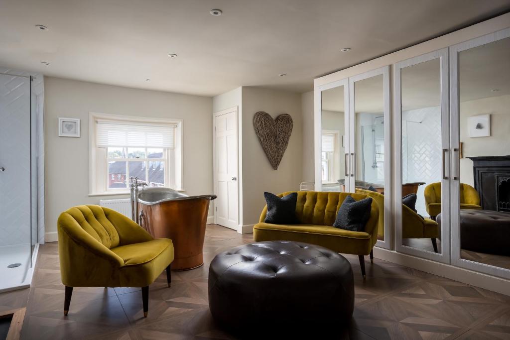 利奇菲尔德St Johns House Lichfield的一间带黄色家具的客厅和一间卧室