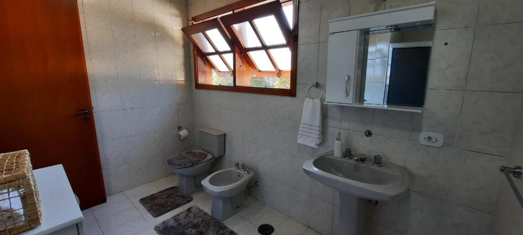 坎波斯杜若尔当Apartamento em Campos do Jordão próximo ao Capivari的一间带卫生间和水槽的浴室