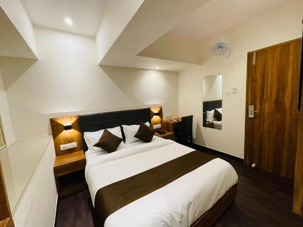 孟买Hotel Hilton Suites的一间卧室,卧室内配有一张大床