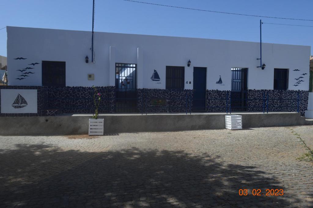 PalmeiraLA VELA的建筑上设有栅栏的门