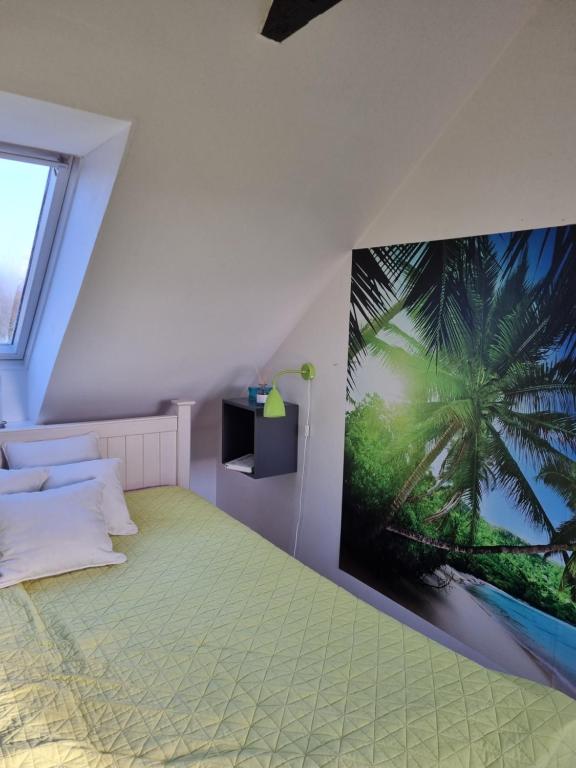 维堡Marsvinslund bed and breakfast的卧室的墙上挂着棕榈树壁画