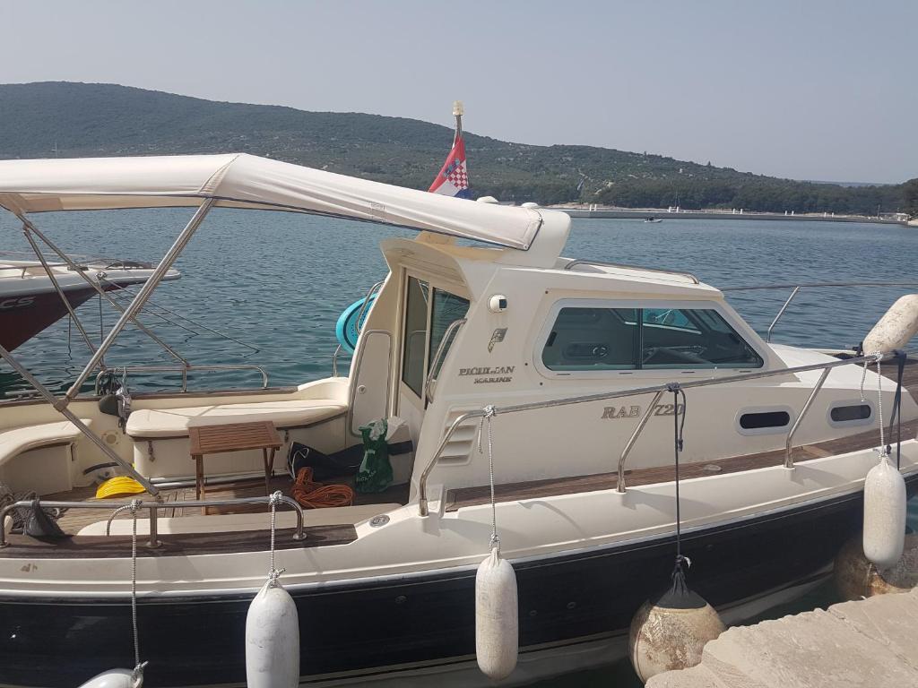 DragozetićiCAPITANO di CHERSO VIP holidays, gourmet & sail experience的一艘白船停靠在水中