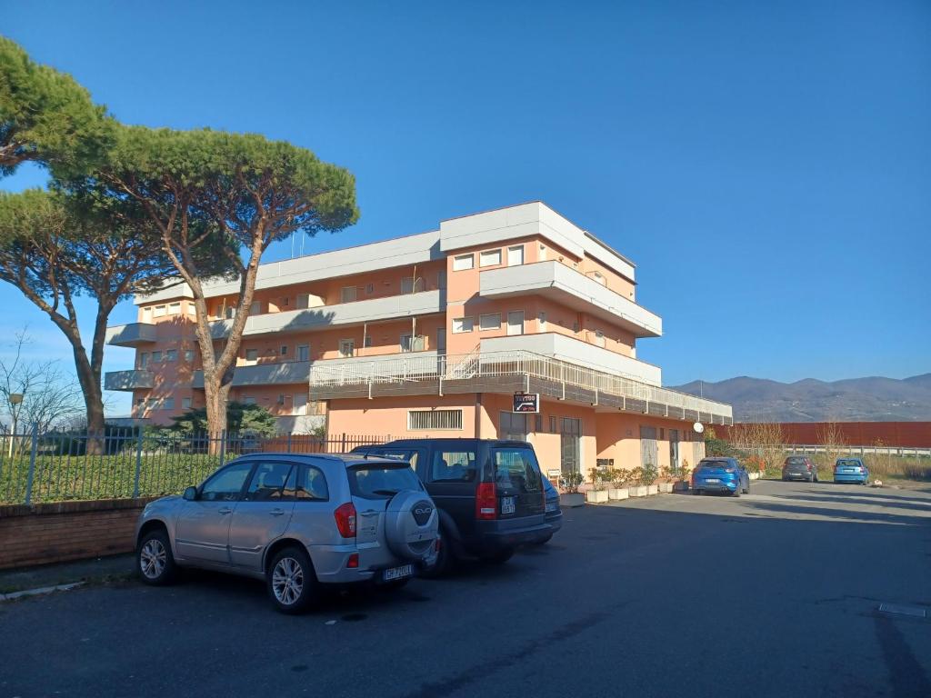 Luniappartamento mare di Luni Mare的两辆汽车停在大楼前的停车场