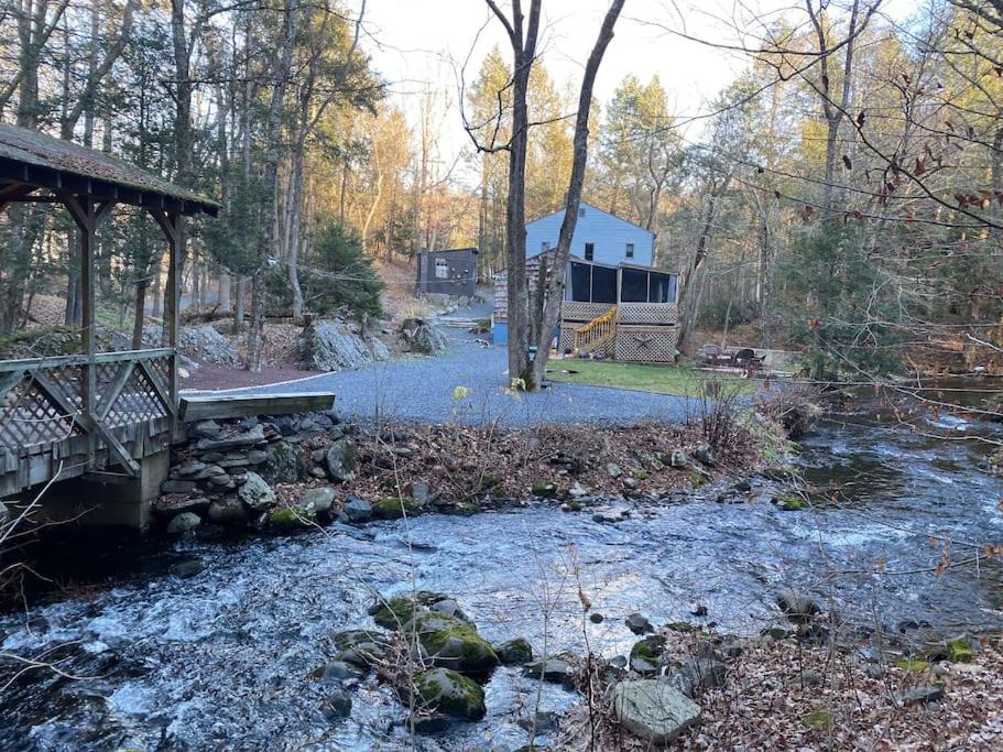 东斯特劳兹堡Peaceful Gateway to Island Creek Cottage的一条有桥和房子的溪流