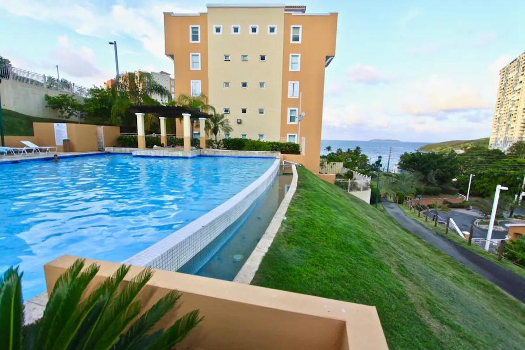 法哈多Ocean & Marina Views 3 Bedroom 2 Bathroom Luxury Condo的大楼前的大型游泳池
