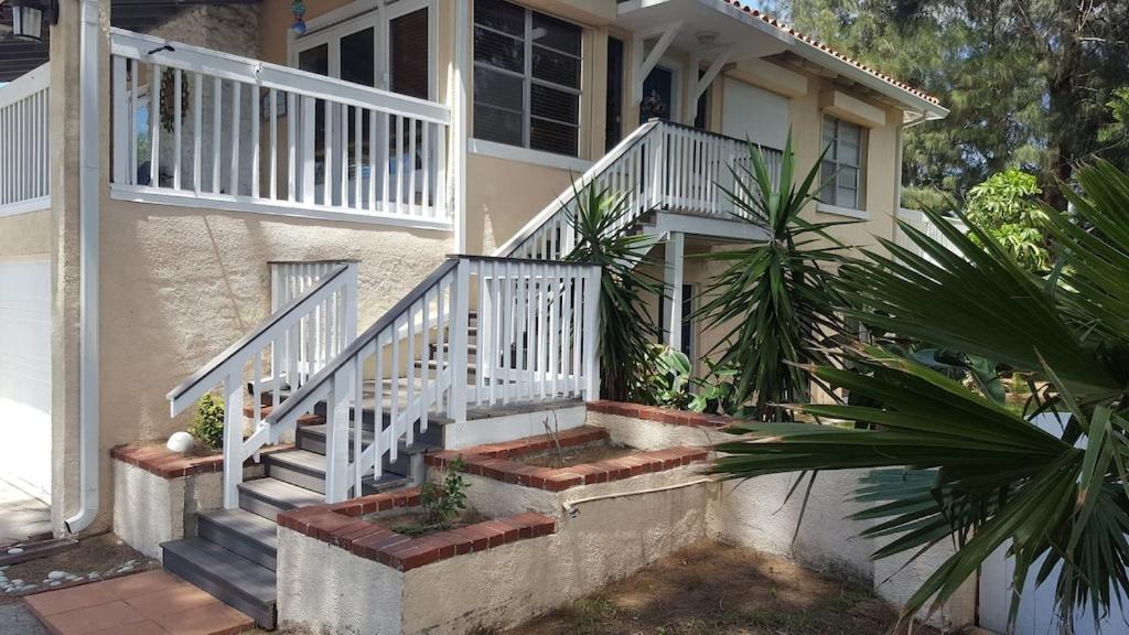 克利尔沃特Spacious Beach House Unit,Beautifully Furnished 2 Bed 2Bath./2Min.Walk To Beach的白色楼梯和棕榈树的房子
