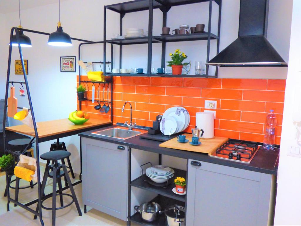 那不勒斯Napoletando b&b的一间拥有橙色砖墙的小厨房