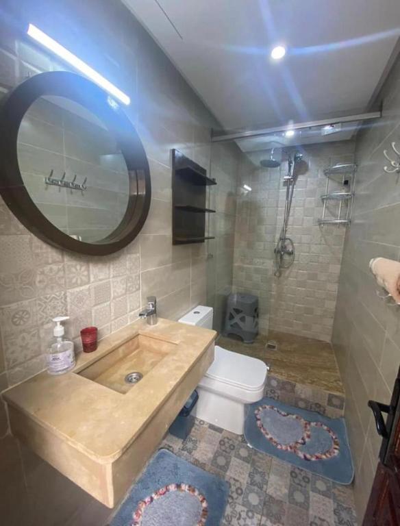卡萨布兰卡Islam log的一间带水槽、卫生间和镜子的浴室