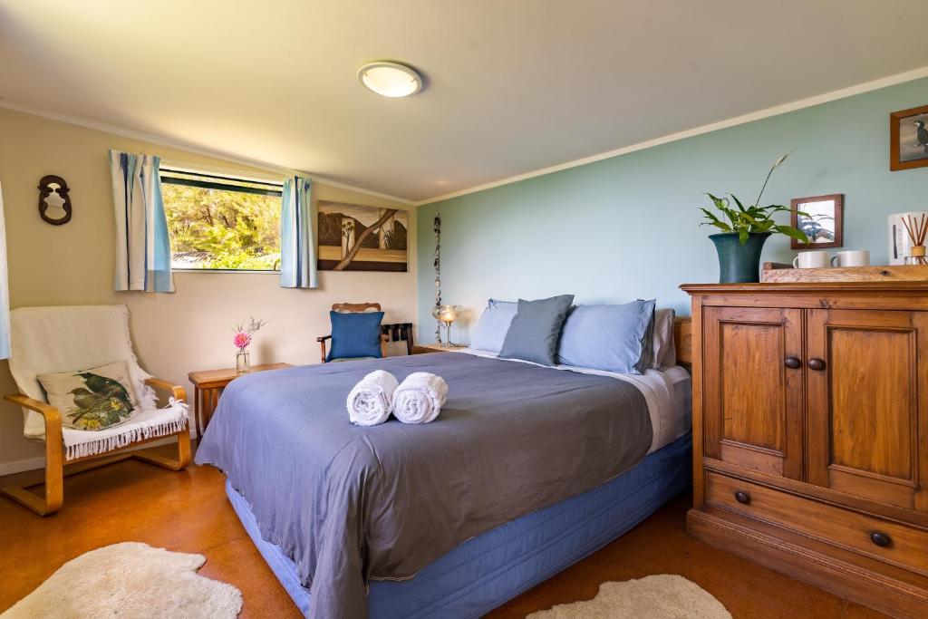 科灵伍德Ao Marama Retreat的一间卧室配有一张带两个枕头的床