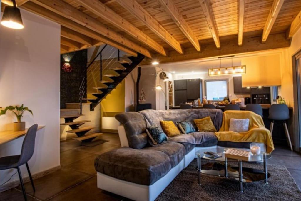 Arcizans-AvantEden des Pyrénées的客厅配有沙发和桌子