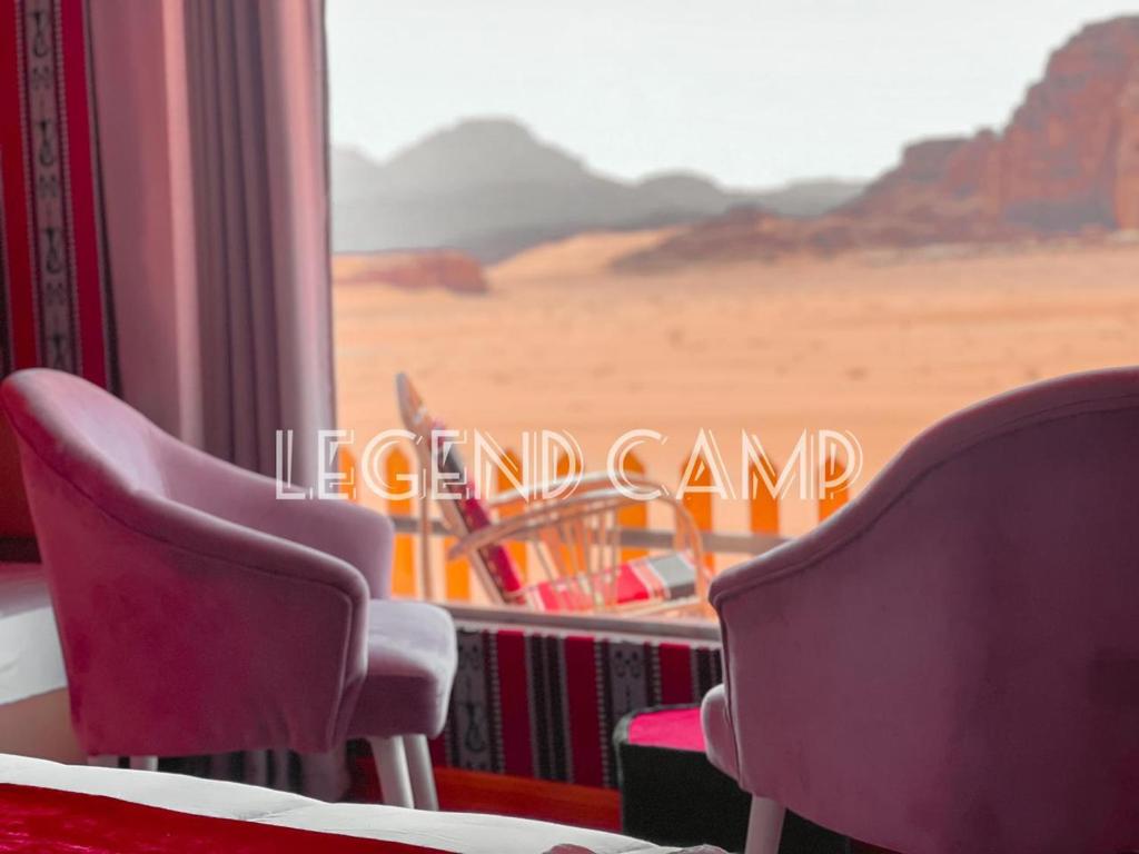 瓦迪拉姆Rum Hatem Camp的一间设有两把椅子并享有沙漠景色的客房