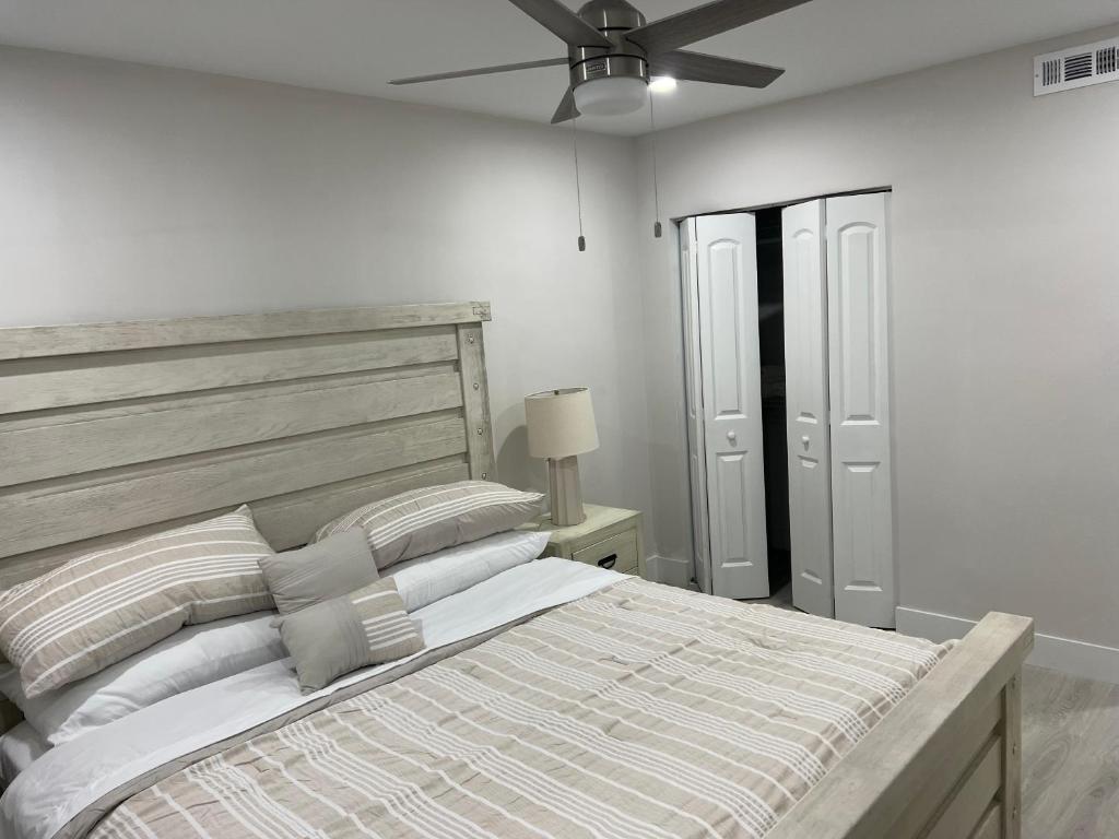 劳德代尔堡SEA ECHO APPARTMENT MOTEL的一间卧室配有一张床和吊扇
