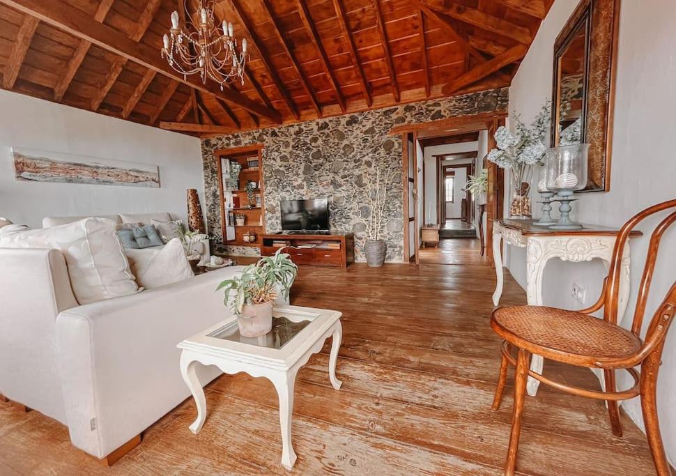 圣克鲁斯-德拉帕尔马Casa La Encarnación的客厅配有白色的沙发和桌子