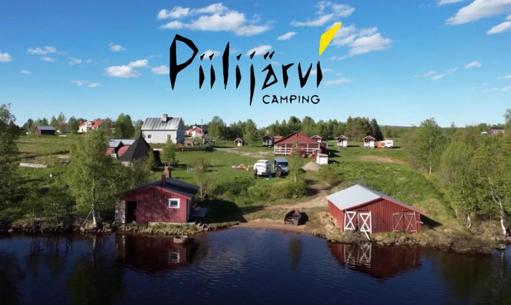 耶利瓦勒Piilijärvi Camping的水面上的小村庄的图像