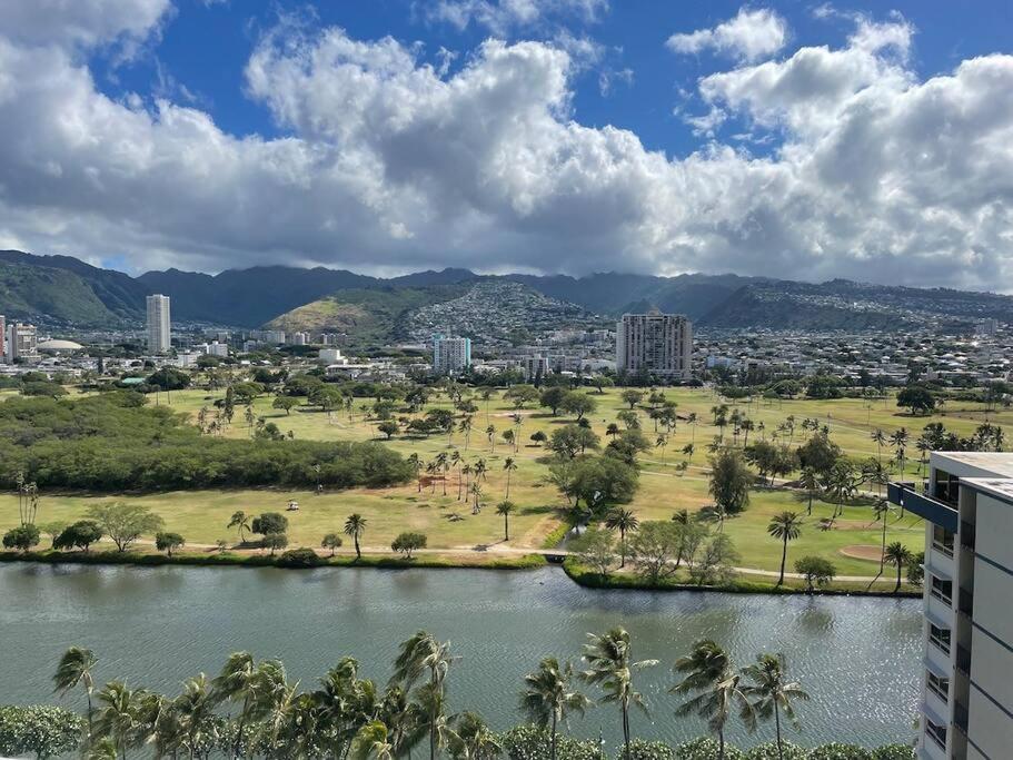 檀香山Make your Waikiki Beach Stay Unforgettable的水体城市景观