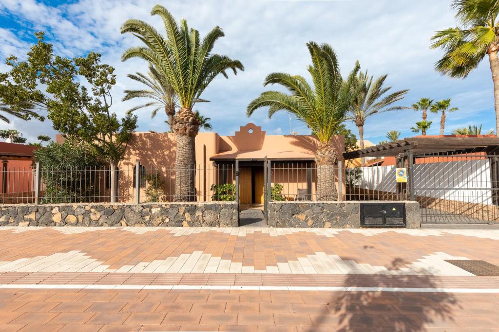 科拉雷侯Casa Garcia的前面有棕榈树的房子