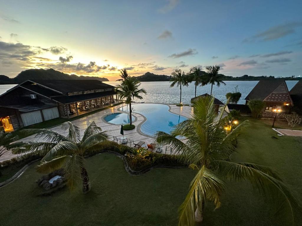 科罗尔帕劳天堂岛渡假村俱乐部的享有带游泳池的度假村的空中景致
