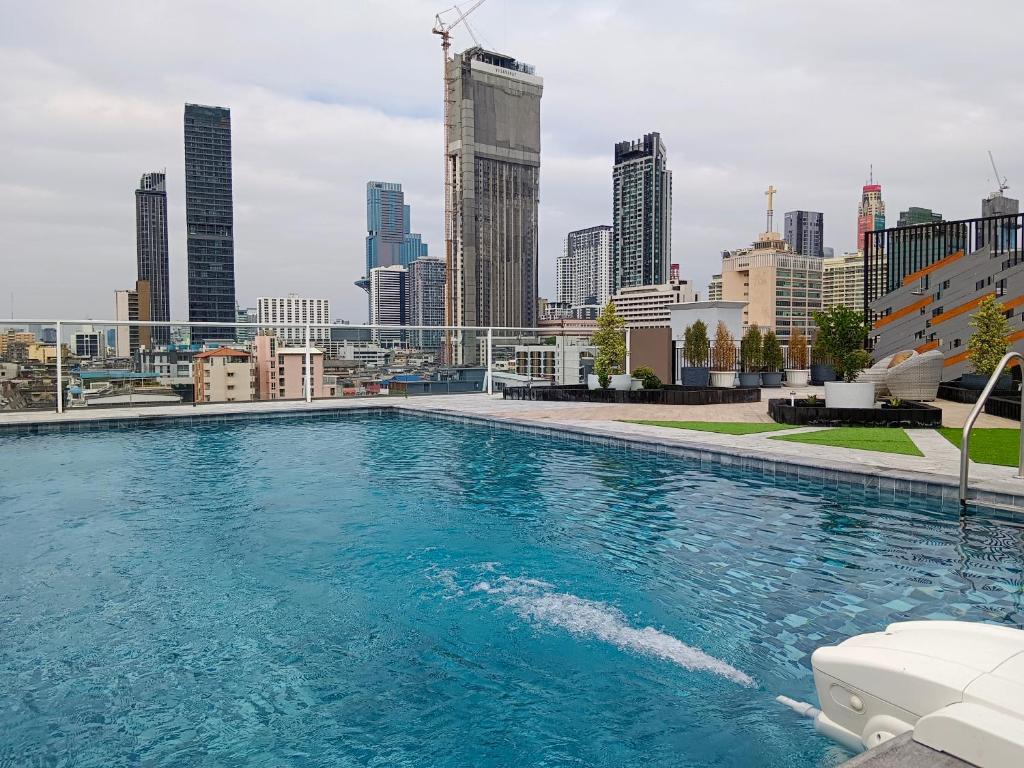 曼谷S3 Siam Bangkok Hotel的一座城市天际线的游泳池