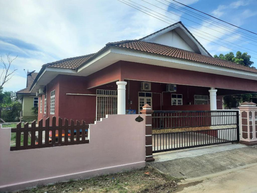 Kampong Tanjong GelamMUAZDIANA HOMESTAY di KUALA NERUS, GONG BADAK的前面有围栏的房子