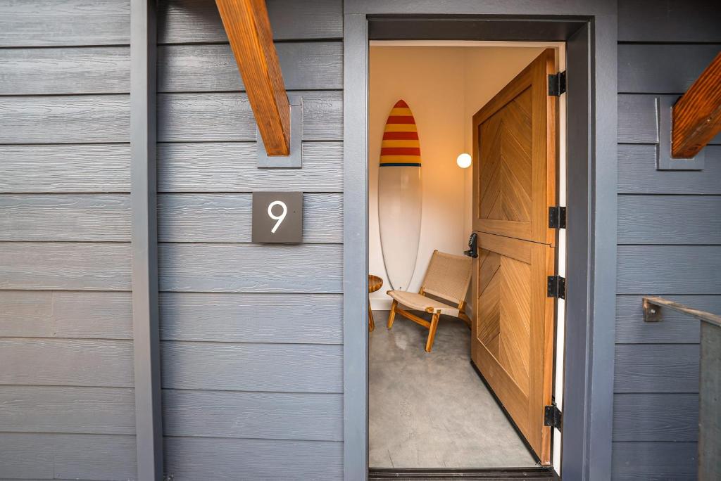 斯廷森海滩Longboard Studio includes King Bed and Kitchenette的门到房子,上面有号码