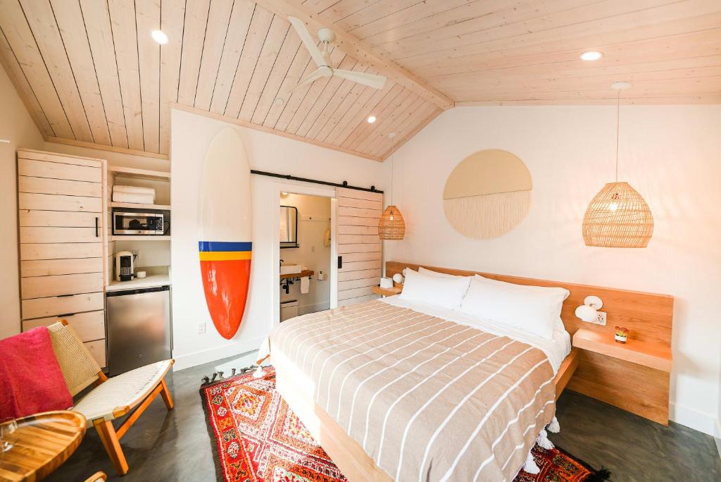 斯廷森海滩Funboard Room includes King Bed and Mini Kitchenette的一间卧室配有一张床和一间厨房